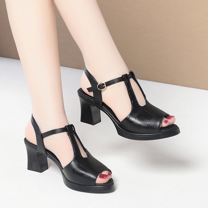 黒革のTストラップピープトゥサンダル、チャンキーヒールと調節 - Formal Women Daily Wear Sandals のレビューと価格